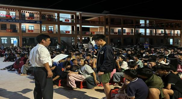 Có thể là hình ảnh về một hoặc nhiều người, mọi người đang học, đám đông và văn bản